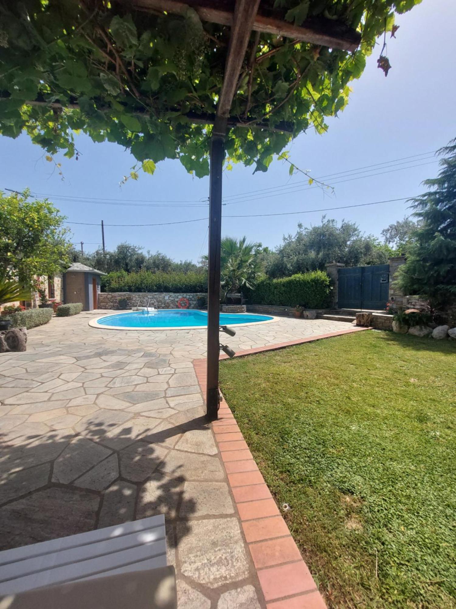 The Cocoon And Olives Hut קורופי
