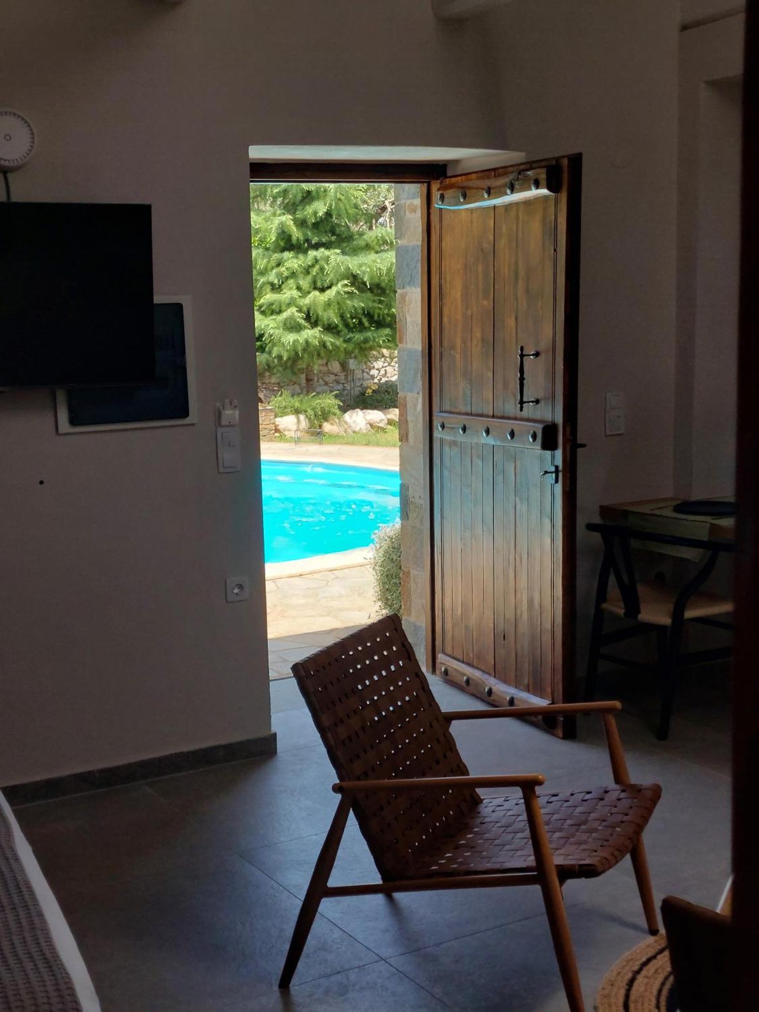 The Cocoon And Olives Hut קורופי